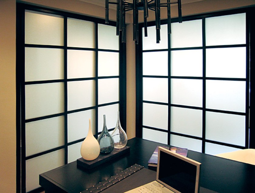 Угловая перегородка в японском стиле с матовым стеклом Пенза