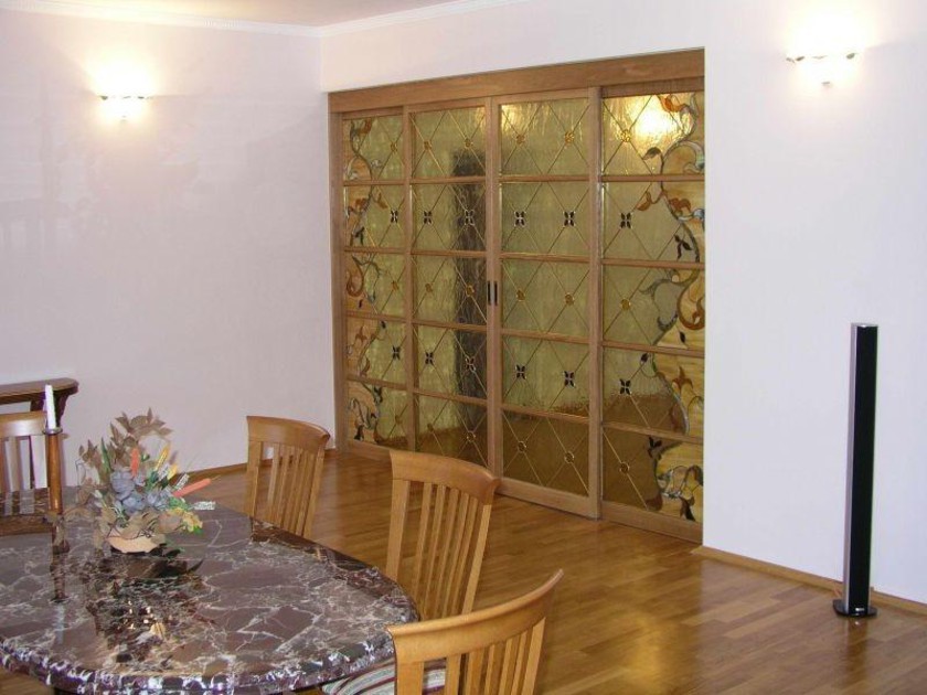 Перегородка для гостиной с цветным стеклом и декоративными вставками Пенза
