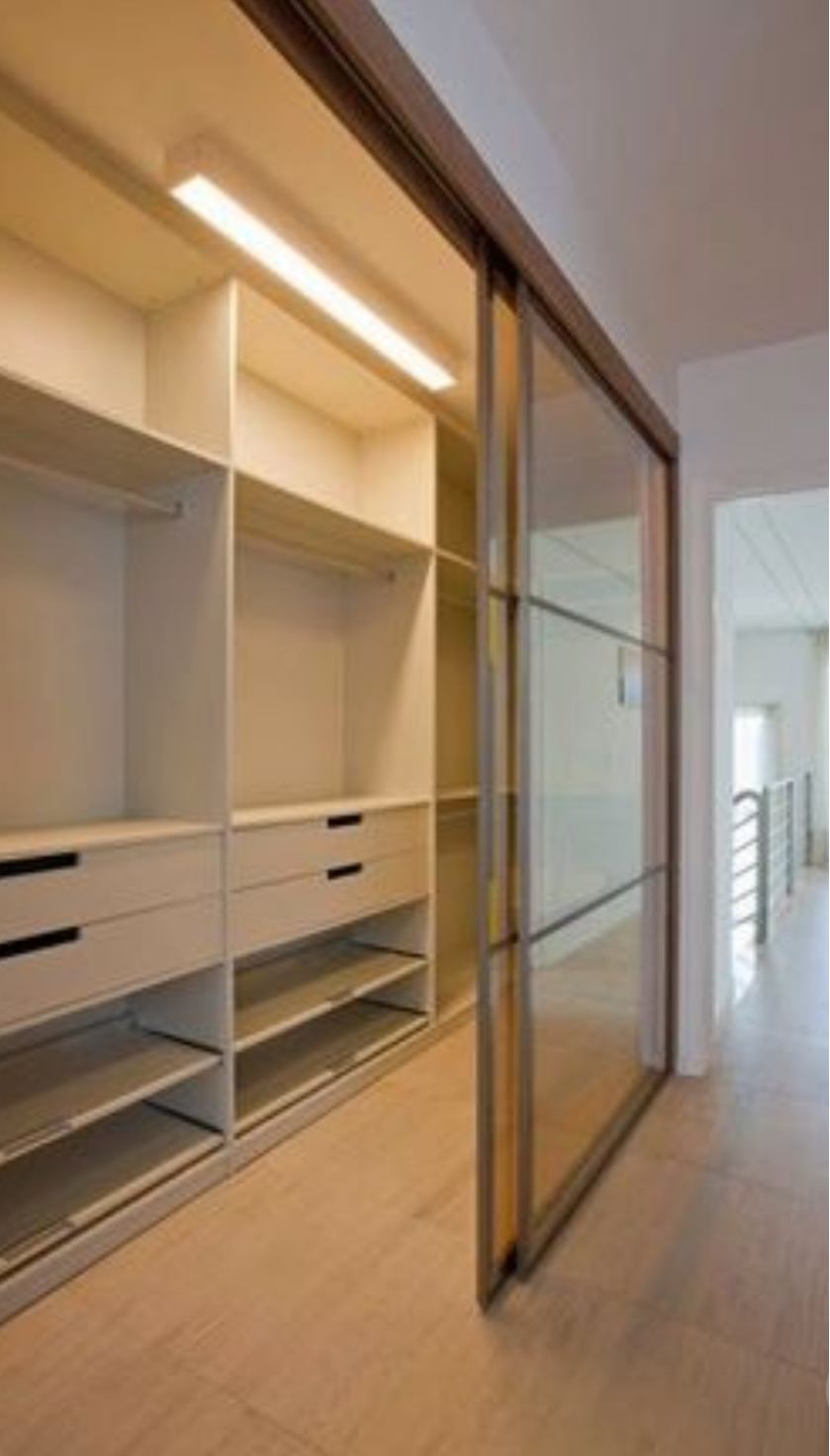 Линейная гардеробная комната с дверями купе Пенза