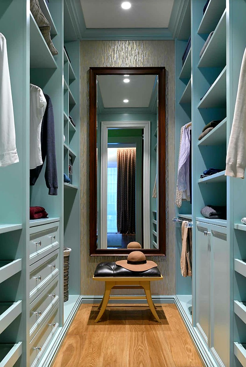 Параллельная гардеробная комната с большим зеркалом Пенза