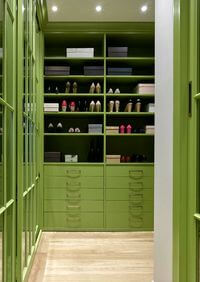 Г-образная гардеробная комната в зеленом цвете Пенза