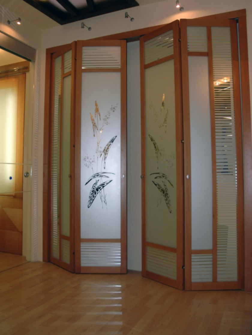 Широкие двери гармошка с матовым стеклом и рисунком Пенза