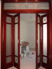 Дверь гармошка с декоративными стеклянными вставками Пенза